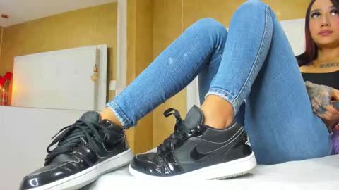 Snapshot of little_jenni chatting on September 22, 2025, 1:35 pm   online show from September 22, 2025, 1:35 pm