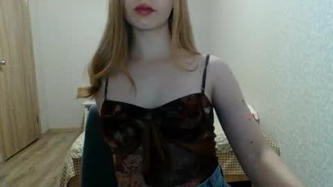 Snapshot of little_mariaa chatting on September 15, 2025, 5:02 pm Maria online show from September 15, 2025, 5:02 pm