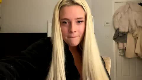 Snapshot of littleblonde010 chatting on November 14, 2025, 8:29 pm Littleblonde010 online show from November 14, 2025, 8:29 pm