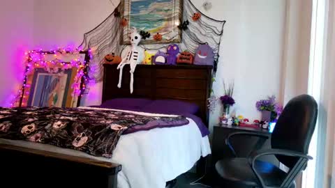 littledeathtrap online show from September 26, 2025, 8:24 pm