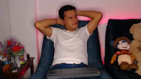 Snapshot of littledicklatin chatting on May 19, 2026, 3:35 am Manu online show from May 19, 2026, 3:35 am