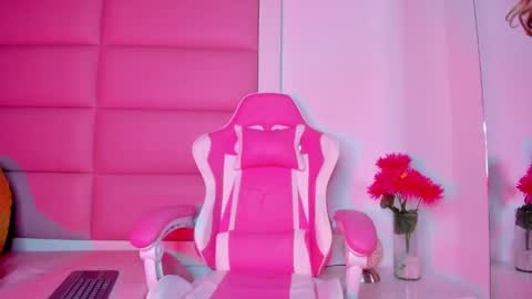 littlee_emma_ online show from February 26, 2025, 6:37 am