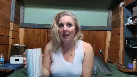 lisanixs online show from April 5, 2026, 3:04 am