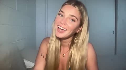 Snapshot of littlemaryjane19 chatting on February 19, 2025, 8:52 pm Marciabrady online show from February 19, 2025, 8:52 pm