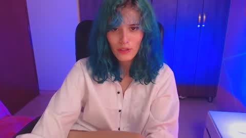 LAUREN online show from October 14, 2025, 2:01 am
