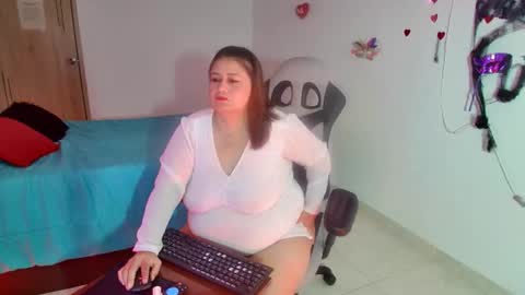 Snapshot of lizz_milf chatting on October 21, 2025, 5:41 am lizz_milf online show from October 21, 2025, 5:41 am