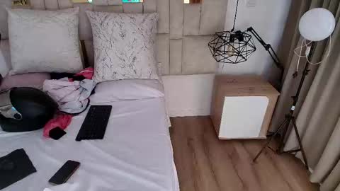 Lizz  online show from October 16, 2025, 12:50 pm