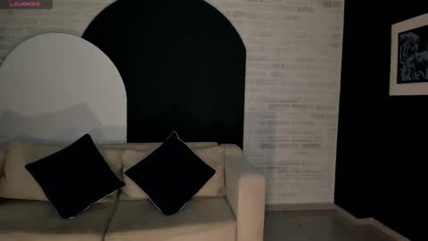 Lizzi  online show from November 16, 2025, 1:28 pm