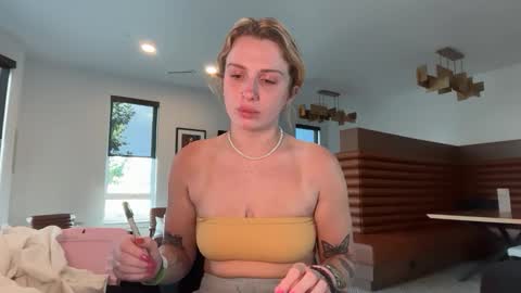 lolaa555 online show from June 3, 2026, 12:57 am