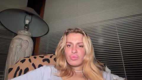 lolaa555 online show from June 9, 2026, 5:52 am