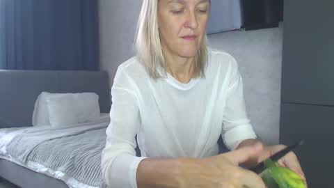 Snapshot of lolaaelita chatting on October 6, 2025, 6:44 am Lola online show from October 6, 2025, 6:44 am