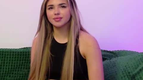 Snapshot of lolaamore_ chatting on December 3, 2025, 8:29 pm lolaamore_ online show from December 3, 2025, 8:29 pm