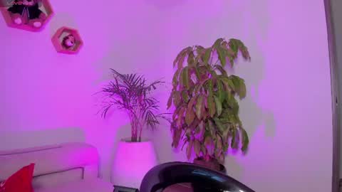 Snapshot of lolaleah_ chatting on July 6, 2026, 10:34 pm Lola online show from July 6, 2026, 10:34 pm
