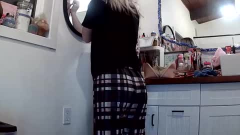 Lola Lixx online show from January 19, 2026, 6:28 am