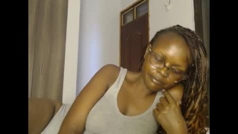 lolamia7 online show from February 25, 2025, 7:42 am