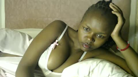 lolamia7 online show from September 28, 2025, 7:25 am