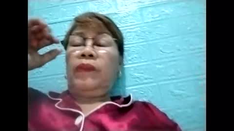 Snapshot of lolamommie chatting on February 8, 2026, 10:24 pm tey online show from February 8, 2026, 10:24 pm