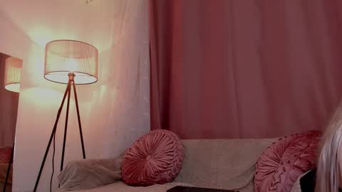 Lolly  online show from November 18, 2025, 7:24 am