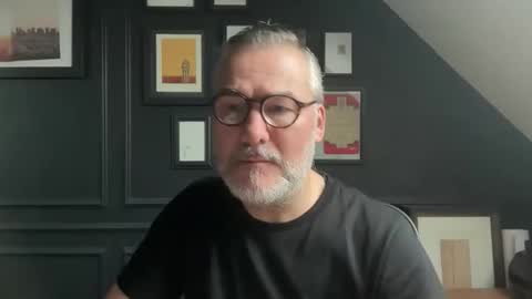 Snapshot of londongent2023 chatting on December 15, 2025, 9:13 am EnglishBear online show from December 15, 2025, 9:13 am