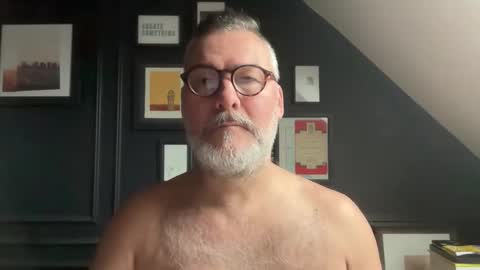 Snapshot of londongent2023 chatting on January 9, 2026, 12:19 pm EnglishBear online show from January 9, 2026, 12:19 pm