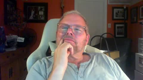 loosegravl online show from July 19, 2026, 8:23 pm