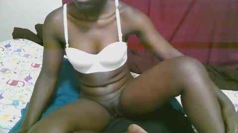 lora_amor online show from November 19, 2025, 3:45 pm