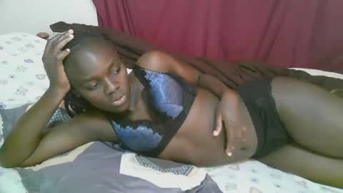 lora_amor online show from November 21, 2025, 11:53 am