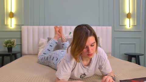 Lora online show from October 14, 2025, 4:19 pm