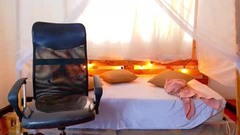 loreanis online show from February 13, 2026, 9:33 pm