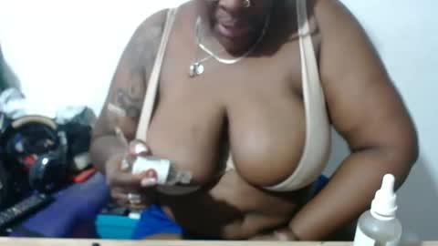 Snapshot of loretybighot chatting on January 29, 2025, 12:24 pm loretybighot online show from January 29, 2025, 12:24 pm
