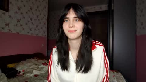 Kira online show from November 9, 2025, 3:21 pm