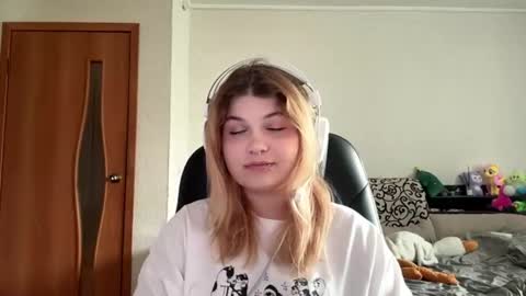 Snapshot of lorrainepurkiss chatting on June 19, 2026, 7:01 am Stasha online show from June 19, 2026, 7:01 am