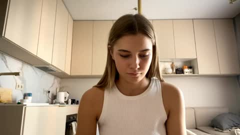 Bella online show from June 3, 2026, 2:33 pm