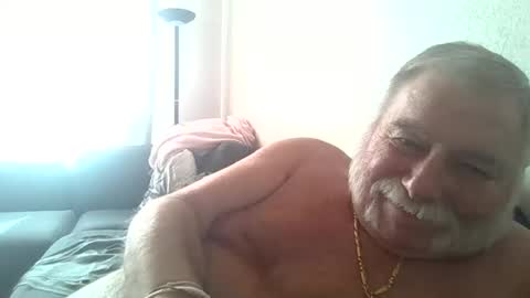 louis_chokdee online show from September 12, 2025, 3:23 pm