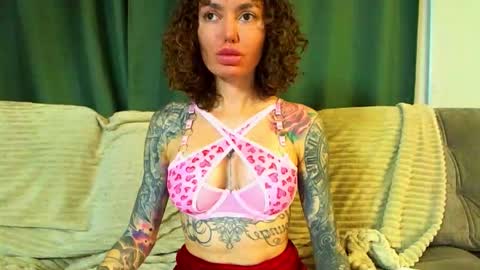 Cute face online show from November 17, 2025, 1:44 am