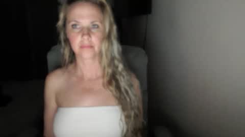 Snapshot of love_on_ chatting on April 22, 2026, 10:06 am LoVe On online show from April 22, 2026, 10:06 am