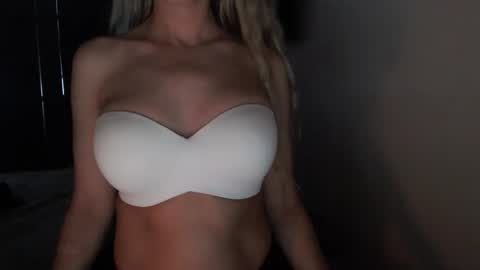 Snapshot of love_on_ chatting on May 1, 2026, 12:54 pm LoVe On online show from May 1, 2026, 12:54 pm