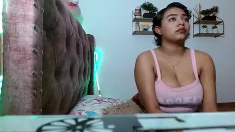 Snapshot of loveliluz chatting on November 18, 2025, 11:37 pm loveliluz online show from November 18, 2025, 11:37 pm