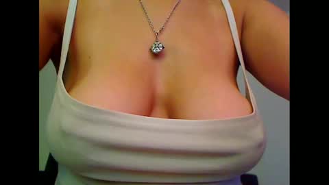Snapshot of lovelyannasq chatting on November 17, 2025, 11:49 am LovelyAnnaSQ online show from November 17, 2025, 11:49 am