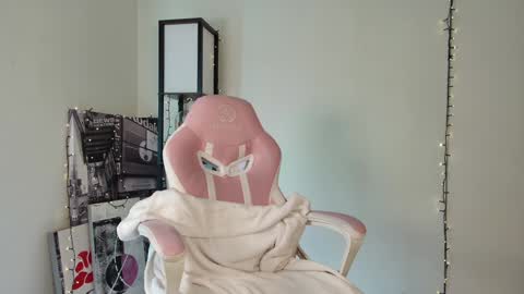 lovelycaroll online show from February 8, 2025, 11:22 am