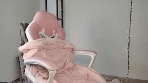 lovelycaroll online show from February 15, 2025, 11:28 am