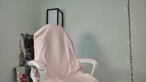 lovelycaroll online show from February 28, 2025, 9:25 am