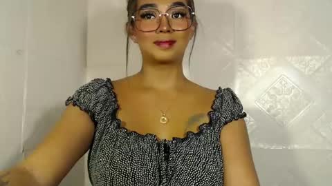 Snapshot of lovelykayleexx chatting on December 23, 2024, 4:50 pm ara online show from December 23, 2024, 4:50 pm