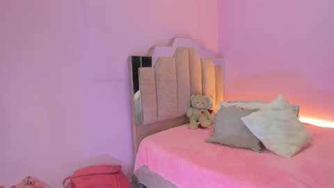 L O V E  online show from September 16, 2025, 11:22 am