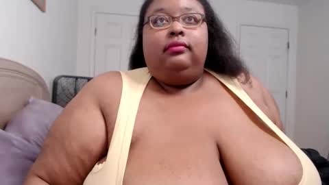 Snapshot of loves_aura chatting on October 25, 2025, 12:18 am Alyson online show from October 25, 2025, 12:18 am