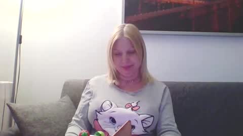 Snapshot of lovestar544963 chatting on February 18, 2025, 12:37 am Marlyn online show from February 18, 2025, 12:37 am