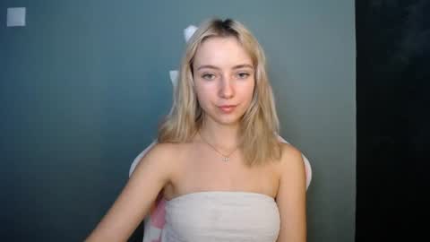 Snapshot of luciacam20 chatting on July 7, 2026, 7:23 am Lucy online show from July 7, 2026, 7:23 am