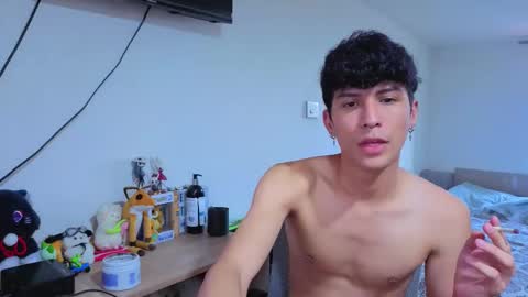 Lu Independent Model online show from December 16, 2025, 9:42 pm