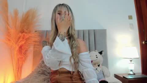 LucyJhonsonn online show from January 18, 2025, 11:55 pm