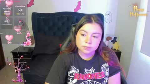 Snapshot of lucypetit chatting on November 3, 2025, 2:18 pm Lucy Petit online show from November 3, 2025, 2:18 pm